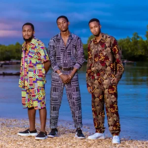 Afričtí muži v barevném oblečení se vzorem