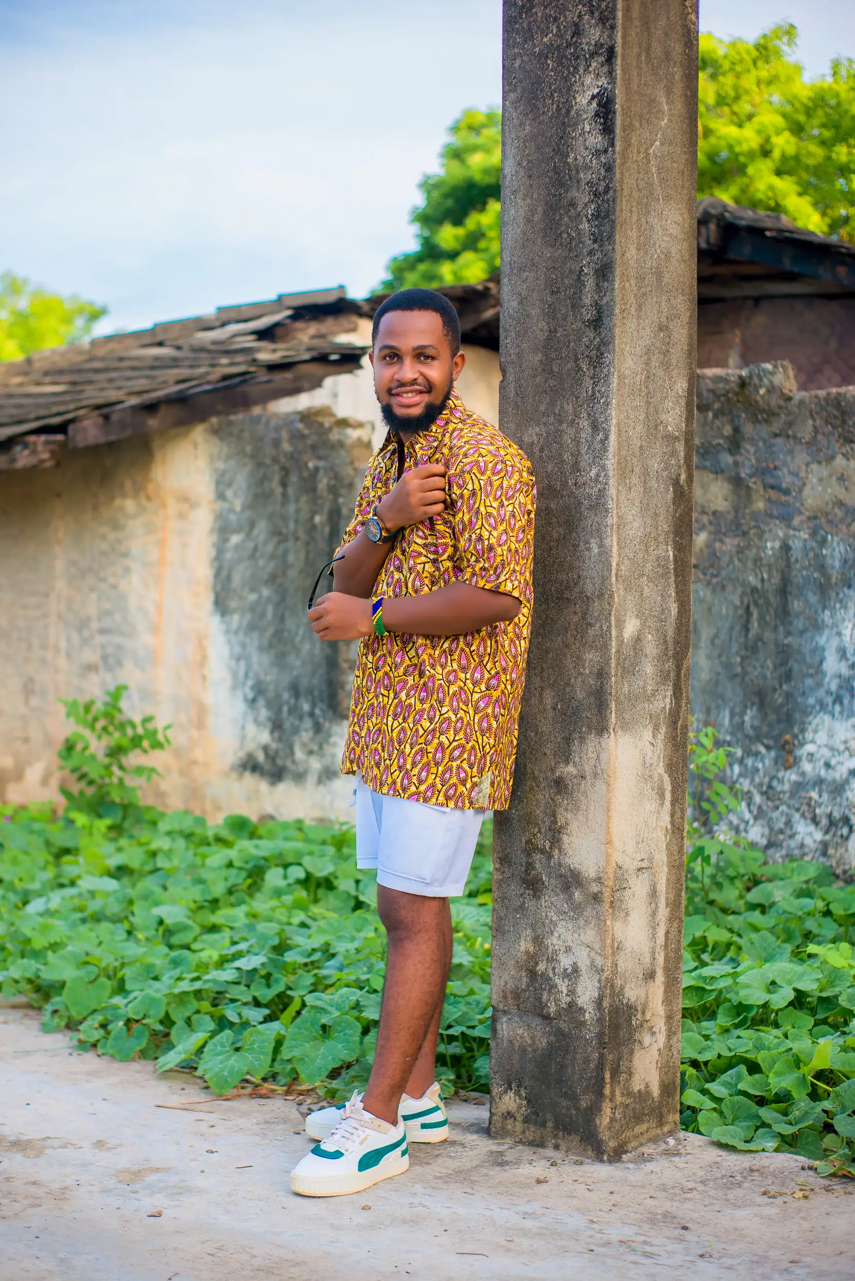 Africký muž v barevném oblečení se vzorem