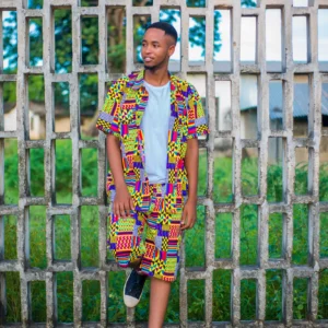 Africký muž v barevném oblečení se vzorem