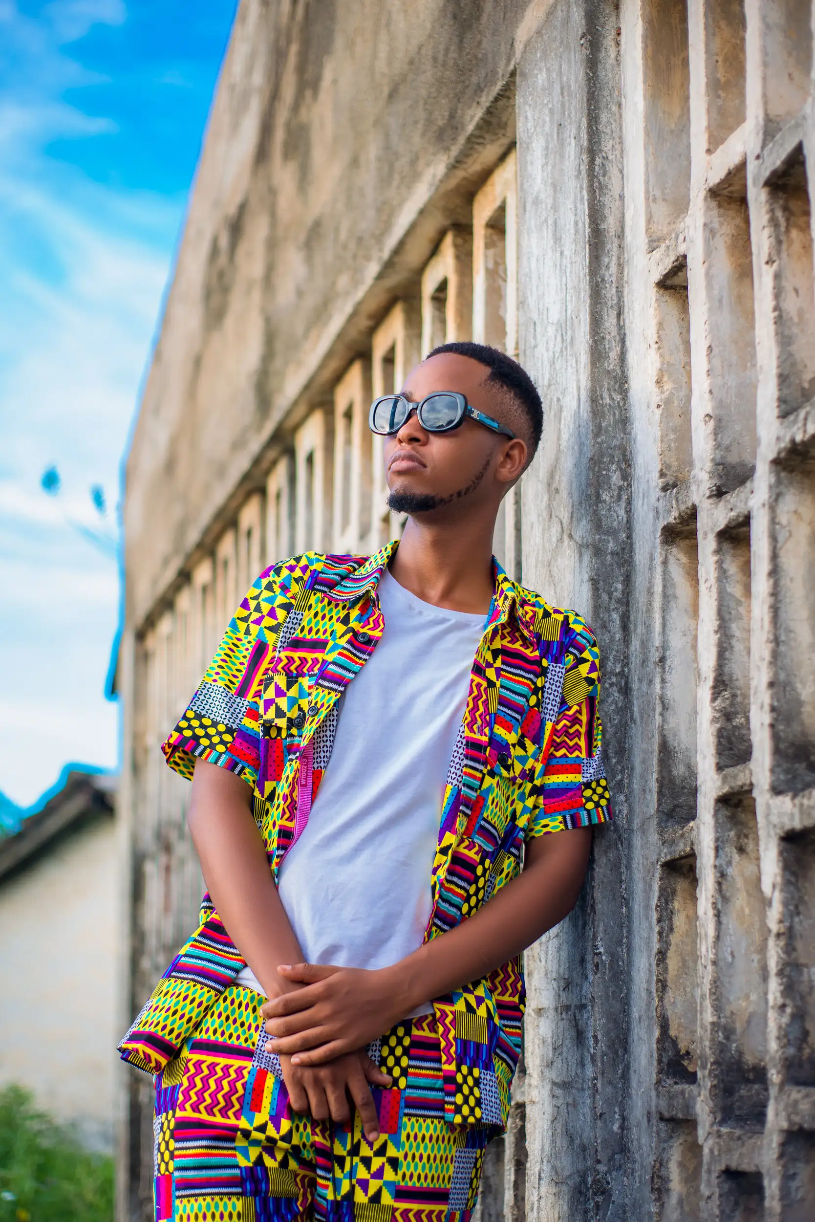 Africký muž v barevném oblečení se vzorem