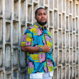 Africký muž v barevném oblečení se vzorem