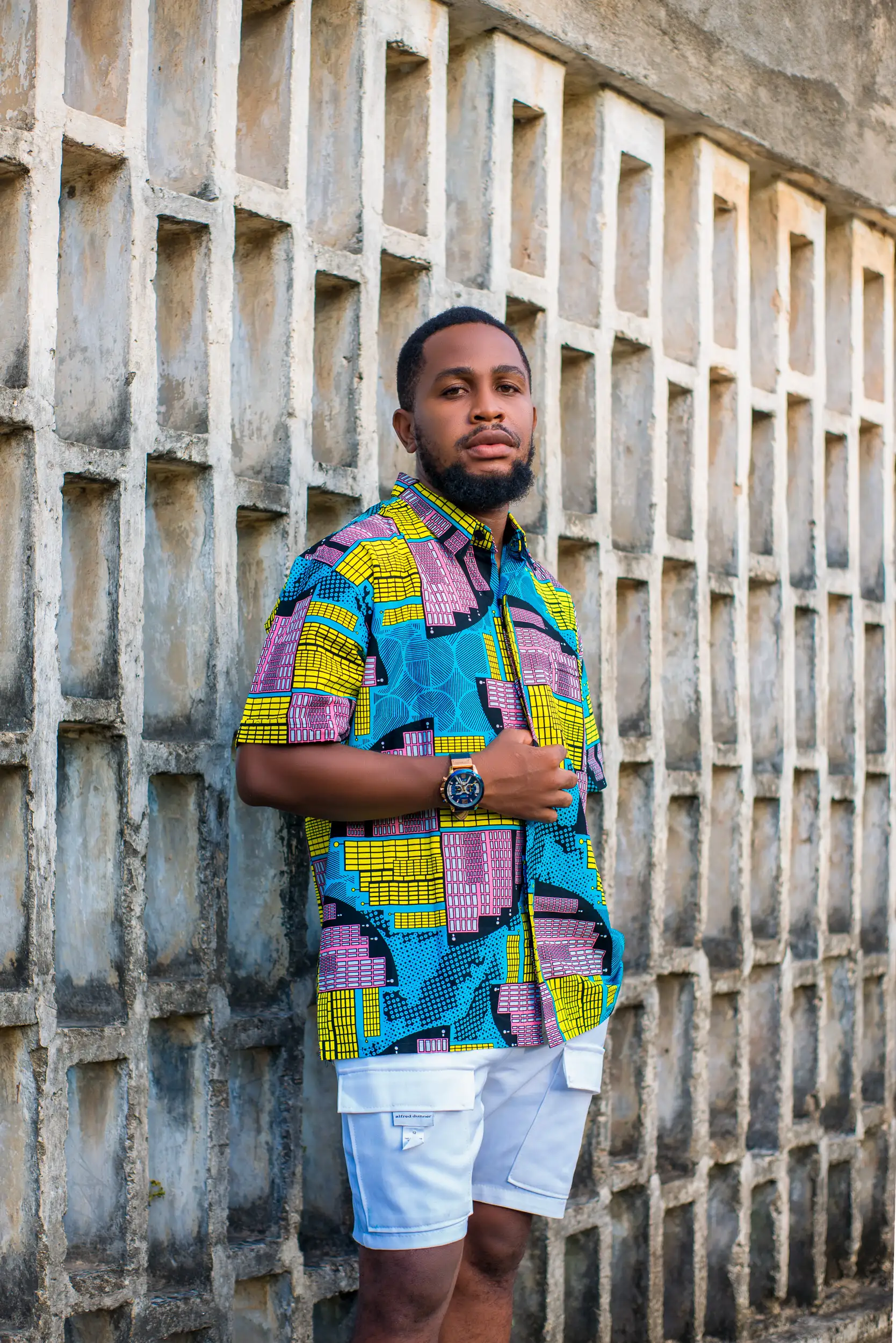 Africký muž v barevném oblečení se vzorem