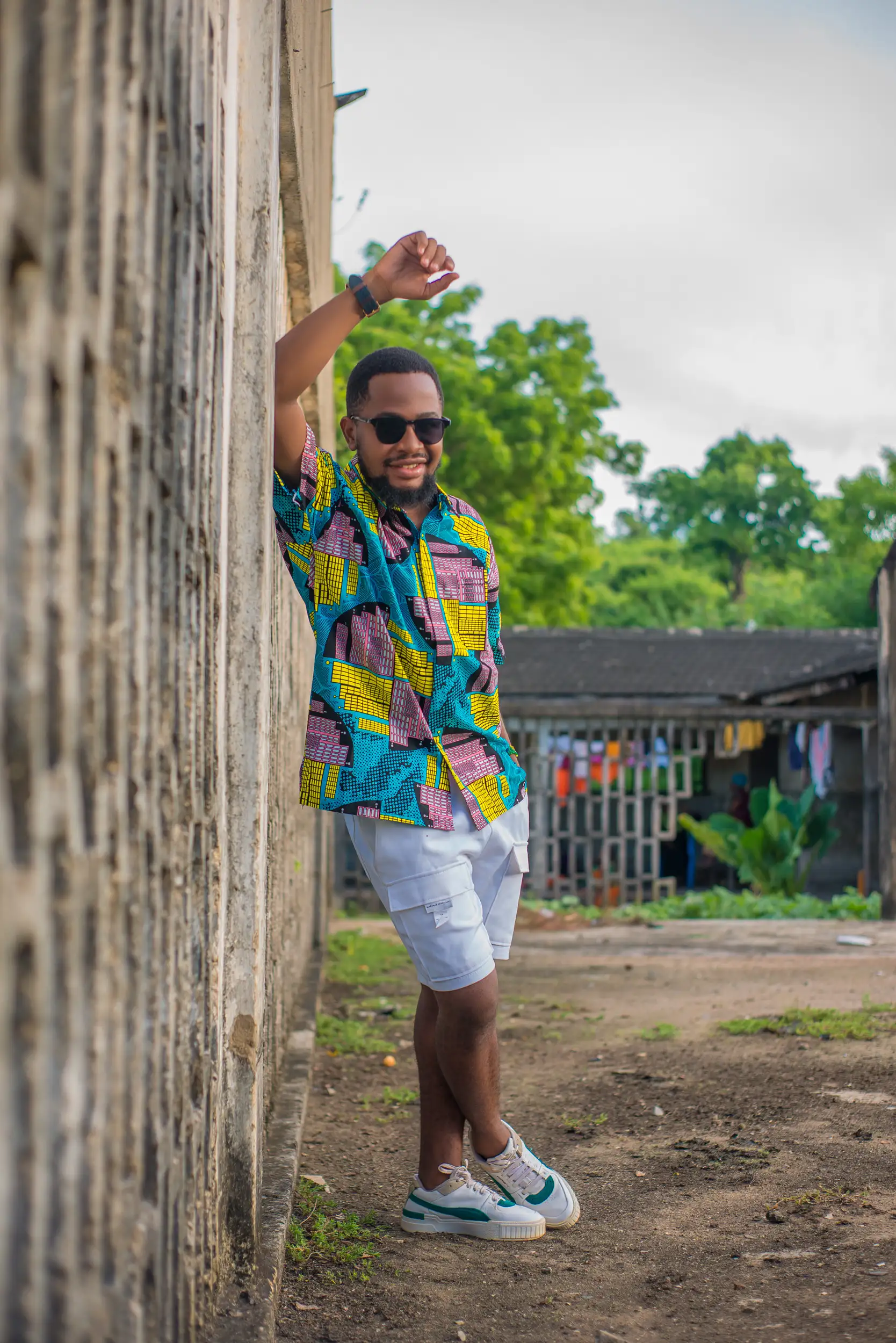 Africký muž v barevném oblečení se vzorem