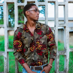 Africký muž v barevném oblečení se vzorem