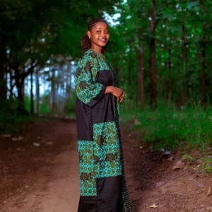 Africká žena v barevném plášti se vzorem