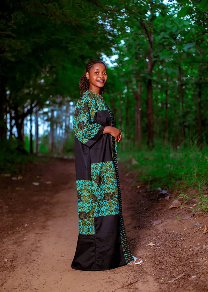 Žena v africkém oblečení na míry