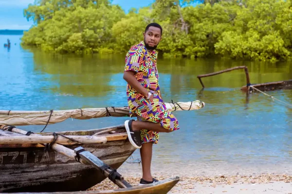 Africký muž v barevném oblečení se vzorem