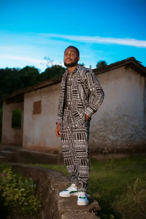 Africký muž v barevném oblečení se vzorem